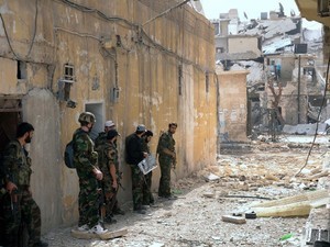 Soldados do exército da Síria patrulham o bairro de Karam al-Jabal (Foto: AFP)
