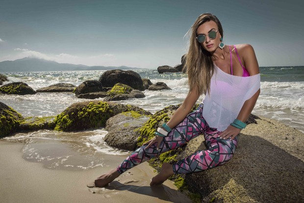 Ego Nicole Bahls Posa Em Praia E Exibe Curvas Em Campanha Fitness