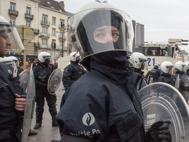 Tropa de choque da polícia se posiciona no distrito de Molenbeek, em Bruxelas, na Bélgica, no sábado (2) (Foto: AP Photo/Olivier Matthys)