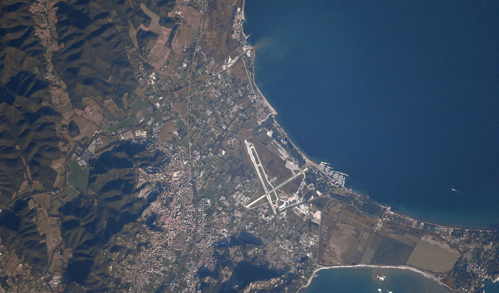 Aeroporto de Toulon Hyeres, na França (Foto: Thomas Pesquet/Twitter/@Thom_astro)