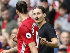 Sósia de Ibra invade gramado e arranca risos do atacante (Reuters)