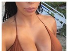 Kim Kardashian posta selfie de biquíni e ostenta os seios avantajados