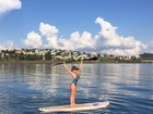 Renata D'Ávila faz stand up paddle de maiô e capricha na pose para foto