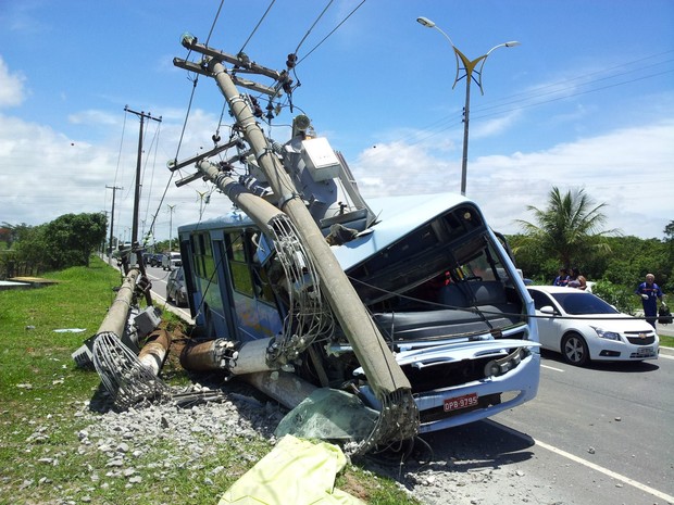 Ônibus derruba três postes em Macaé, RJ (Foto: Cristiano Dias/ Arquivo Pessoal) Ônibus derruba três postes em Macaé, RJ (Foto: Cristiano Dias/ Arquivo Pessoal)