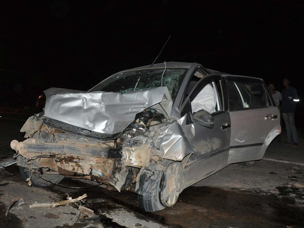 Frente do carro ficou destruído após batida em caminhão na Bahia (Foto: Divulgação/Radar64)