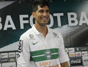 Sergio Escudero é apresentado no Coritiba (Foto: Gabriel Hamilko / GloboEsporte.com)