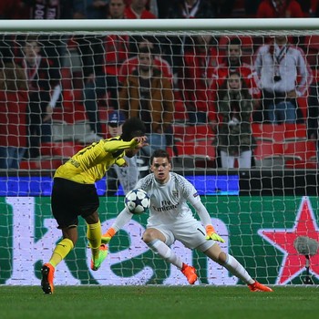 Ederson pênalti Benfica x Borussia Dortmund (Foto: Reuters) Ederson pênalti Benfica x Borussia Dortmund (Foto: Reuters)