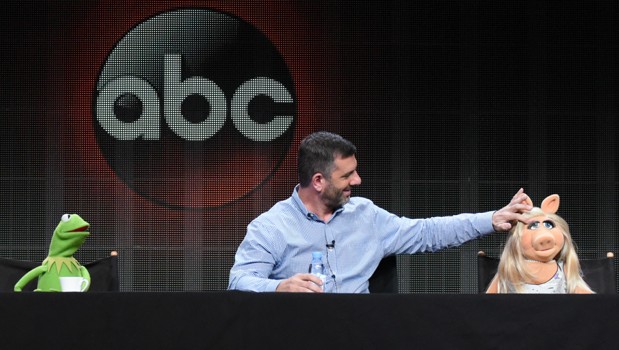 Kermit e Piggy, personagens dos Muppets, anunciam 'separação' em entrevista coletiva nos EUA (Foto: Richard Shotwell/Invision/AP) Kermit e Piggy, personagens dos Muppets, anunciam 'separação' em entrevista coletiva nos EUA (Foto: Richard Shotwell/Invision/AP)