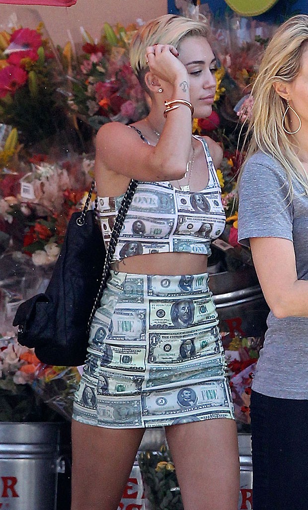 Miley Cyrus usa conjuntinho com estampa de dólares (Foto: Grosby Group)