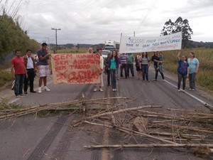 Manifestantes bloquearam estrada por algumas horas (Foto: Luiz Souza / RBS TV)