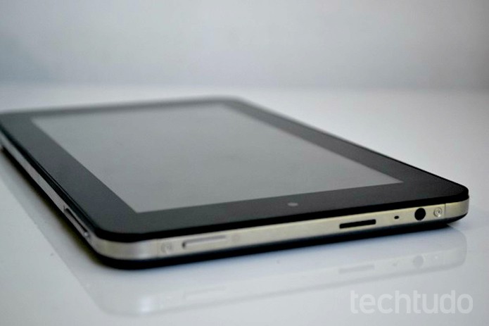 Tablet é muito fino e bastante portátil (Foto: Thiago Barros/TechTudo) Tablet é muito fino e bastante portátil (Foto: Thiago Barros/TechTudo)