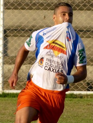 Bruno Veiga comemora gol com a camisa do Duque de Caxias (Foto: Vitor Costa)