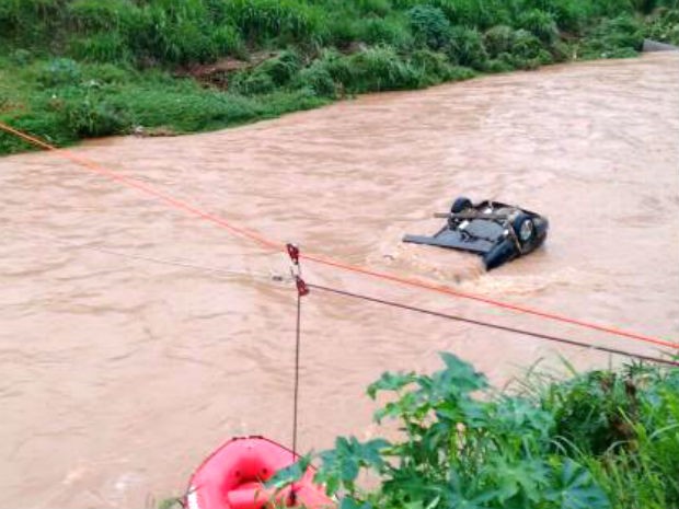Motorista fica preso em cinto e morre afogado após carro cair em rio (Foto: Divulgação / Corpo de Bombeiros)