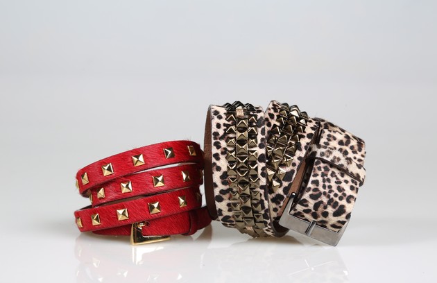 Cinto com estampa de onça e tachas da Maria Filó (R$169) e vermelho com tachas douradas da Folic (R$139,80) (FOTO: Paula Giolito) Cinto com estampa de onça e tachas da Maria Filó (R$169) e vermelho com tachas douradas da Folic (R$139,80) (FOTO: Paula Giolito)