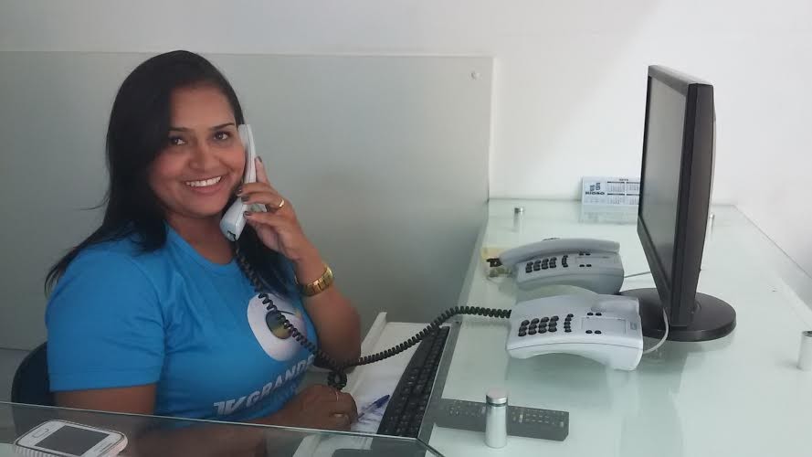 Silvania trabalha há cinco anos na TV Grande Rio (Foto: Arquivo Pessoal)