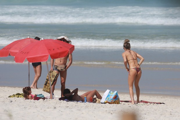 Grazi Massafera na praia com a filha Sofia (Foto: Dilson Silva/ AG. News) Grazi Massafera na praia com a filha Sofia (Foto: Dilson Silva/ AG. News)