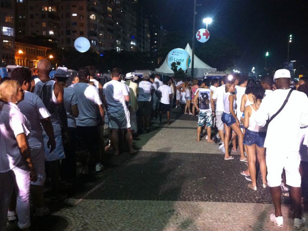 Por volta das 23h, a espera nas filas dos banheiros químicos mais próximos do palco principal de Copacabana era de, pelo menos, meia hora (Foto: Daniel Silveira/G1)