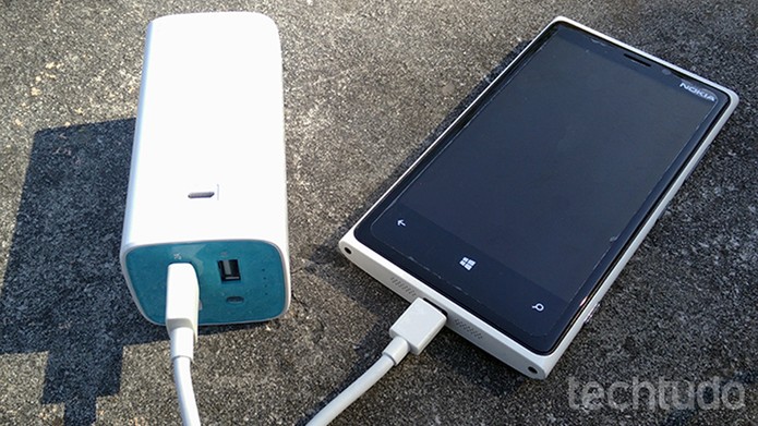 TP-LINK TL-PB10400 chega com um cabo micro USB compatível com celulares Android e Windows Phone (Foto: Elson de Souza/TechTudo) TP-LINK TL-PB10400 chega com um cabo micro USB compatível com celulares Android e Windows Phone (Foto: Elson de Souza/TechTudo)