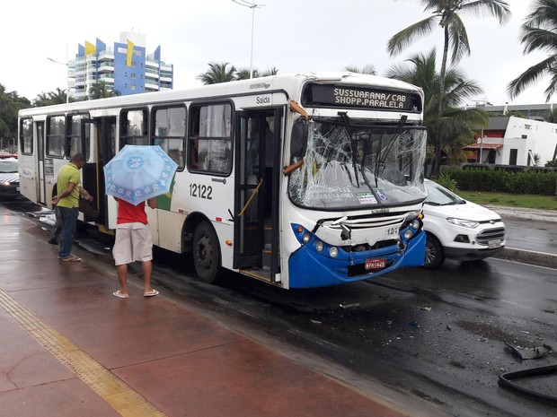Acidente entre dois ônibus no bairro de Piatã, em Salvador (Foto: Marcelo Góes/Arquivo Pessoal)