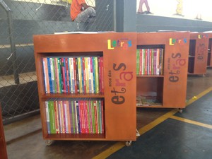 30 arcas com 200 livros cada serão distibuídas em Macapá (Foto: John Pacheco/G1)