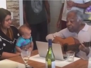 Gilberto Gil canta para a bisneta, Sol de Maria (Foto: Reprodução/Facebook/Gilberto Gil)