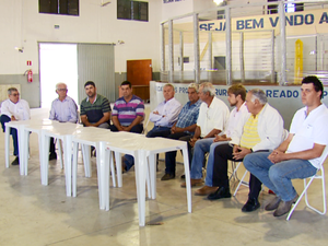 Produtores se reuniram para tentar achar uma solução para o ataque de cães ao gado em Areado (MG) (Foto: Reprodução EPTV)