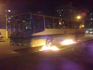 Manifestantes tentam destruir ônibus em Aracaju (Foto: Flávio Antuntes/G1 )