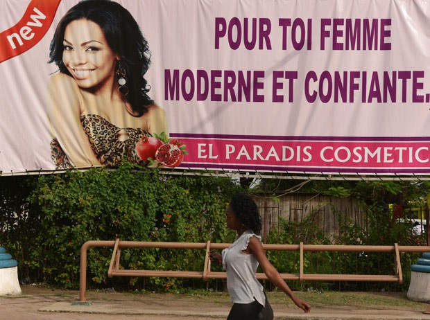 Outdoor em Abidjan, na Costa do Marfim, anuncia produto para clarear pele  (Foto: AFP Photo/Sia Kambou)