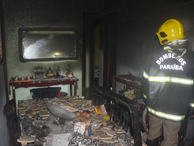 Equipe do Corpo de Bombeiros esteve no local para socorrer os moradores em João Pessoa (Foto: Walter Paparazzo/G1)