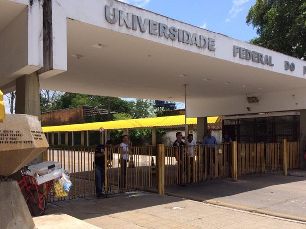 Enem 2015 - Domingo (25) - Belém (PA) - UFPA Portões Fechados (Foto: Catarina Barbosa/G1 PA)