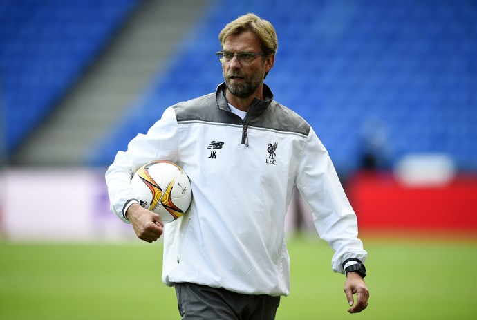 Jurgen Klopp em treino do Liverpool na véspera da partida contra o Sevilla, decisão da Liga Europa (Foto: Reuters )
