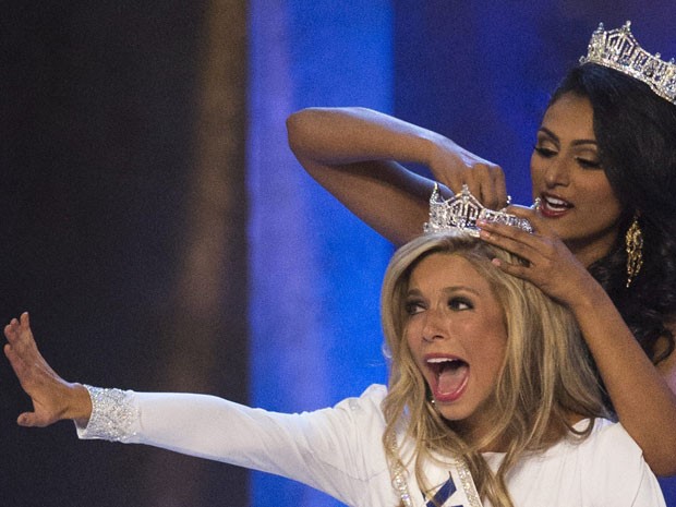 Kira Kazantsev recebe a coroa de Miss America  (Foto: Adress Latif/Reuters)
