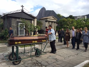 Corpo de João Ubaldo Ribeiro chegou às 9h30 ao Cemitério São João Batista (Foto: Káthia Mello / G1)