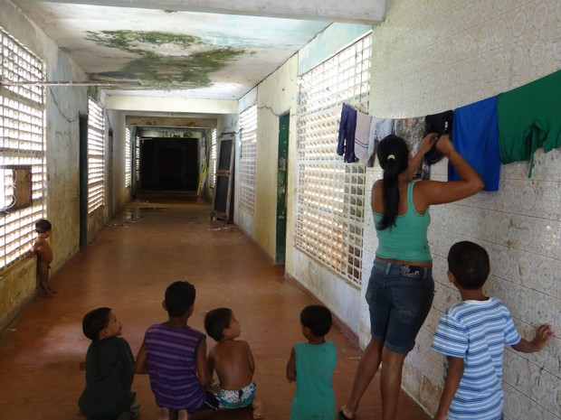 Antigo Centro Comunitário de Bebedouro foi ocupado por famílias de desabrigados. (Foto: Carolina Sanches/ G1)