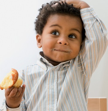 menino: maçã; alimento; alimentação (Foto: Shutterstock)