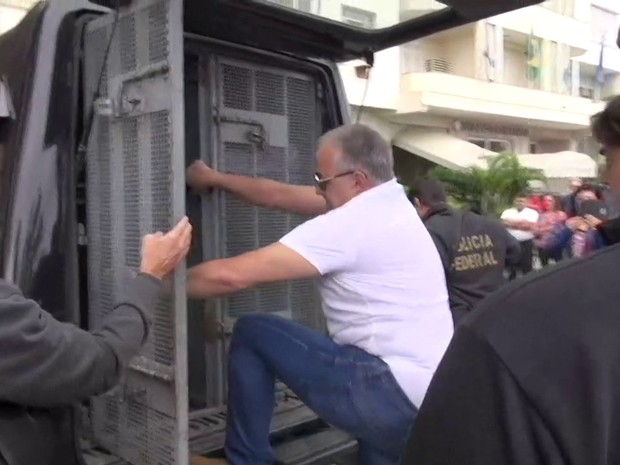 Empresário foi levado na caçamba de carro da Polícia Federal (Foto: Reprodução / TV Globo)