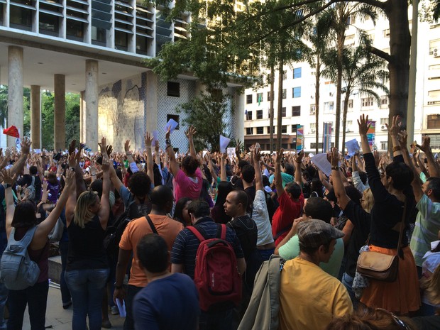 Professores votam pela permanência da greve no Rio (Foto: Daniel Silveira / G1)