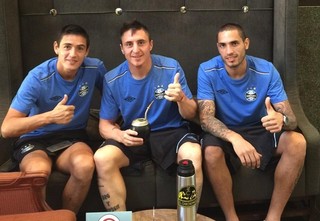 Cristian, Matias e Braian Rodríguez tomam mate na concentração do Grêmio (Foto: Reprodução/Twitter)