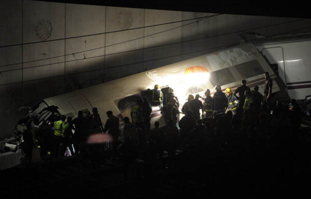 Equipes de resgatem trabalham no local do acidente na Espanha (Foto: Miguel Riopa/AFP)