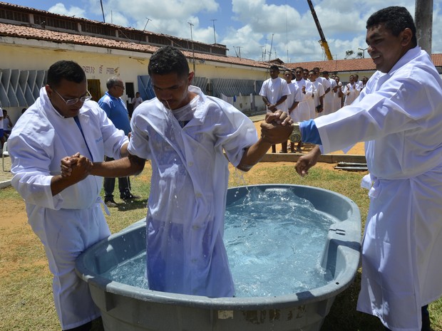 Com ajuda de pastores, presos são mergulhados em caixa d'água  (Foto: Andréa Tavares )