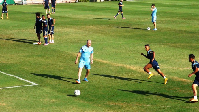 Mouche se destaca, e Leandro vai mal nas finalizações; Valdivia fica no DM