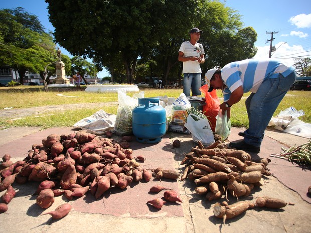 Alimentos foram trazidos pelos trabalhadores que ocuparam as duas sedes do instituto (Foto: Jonathan Lins/G1)