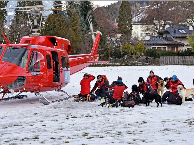 Equipe de resgate prepara-se para buscar desaparecidos em avalanche na região de Watternet Lizum (Foto: ZOOM.TIROL / APA / AFP)