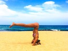 De biquíni, Izabel Goulart mostra equilíbrio na ioga 