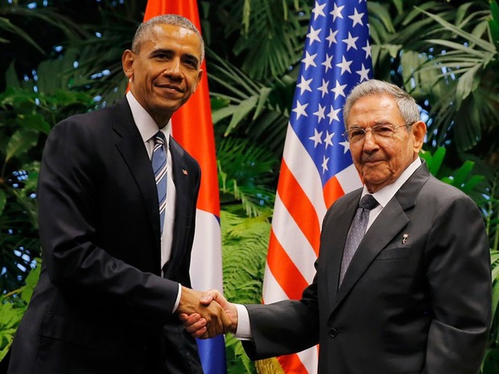 O presidente dos EUA Barack Obama cumprimenta Raúl Castro, presidente de Cuba, durante encontro em Havana (Foto: Carlos Barria/Reuters)