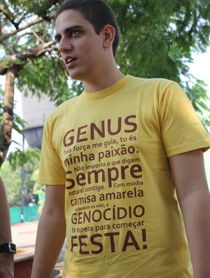 Torcedores tem a música do Genus em camisa oficial da organizada (Foto: Larissa Vieira/GLOBOESPORTE.COM)