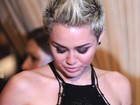 Miley Cyrus é traída por decote e mostra demais