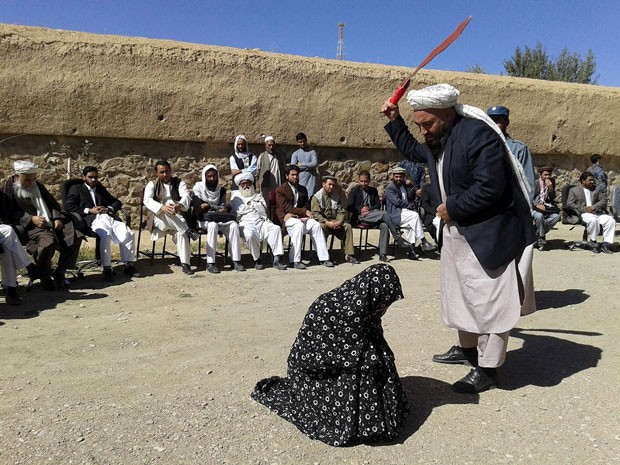 Mulher foi senteciada a 100 chibatas por adultério nesta segunda-feira (31). O Afeganistão adota o sistema de leis islâmicas, que podem ser aplicadas de acordo com a interpretação de cada país ou corte (Foto: Pajhwok News Agency/Reuters)