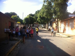 Cerca de 30 moradores fizeram uma espécie de protesto na rua X do bairro SIR (Foto: Diego Souza/G1)
