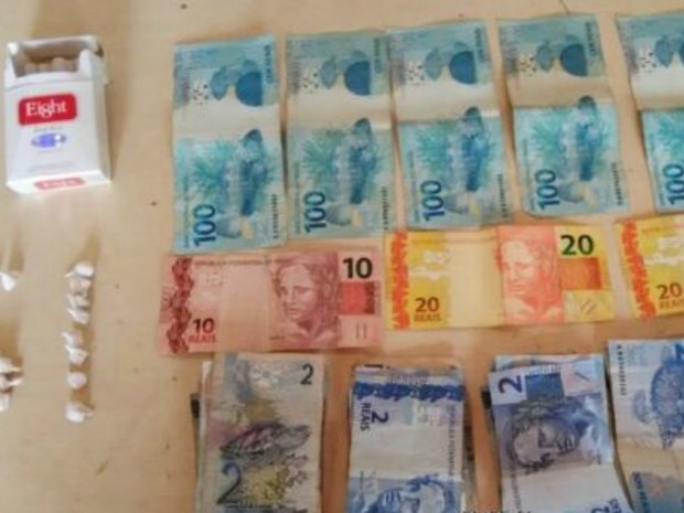 Foram encontrados R$ 670 em dinheiro e uma nota de 2 mil Guaranis, moeda Paraguaia (Foto: Alerta Rolim/Reprodução)